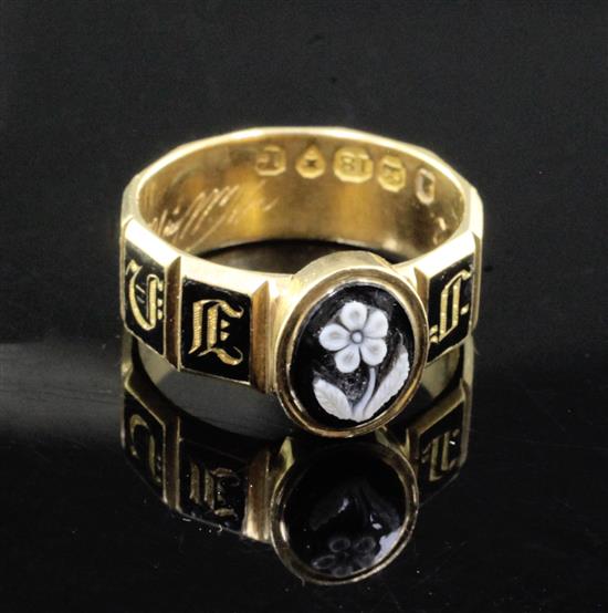 A William IV 18ct gold, black enamel and hardstone set mourning ring,